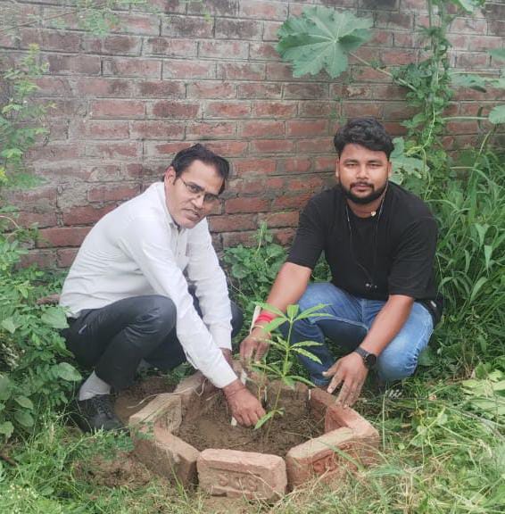 गोरव  मल्टी स्पेशलिटी हास्पिटल तिखमपुर बलिया के डा० मधुलिका सिंह ने एक पेड़ मां के नाम अभियान के तहत वृक्षारोपण अभियान शुरू किया