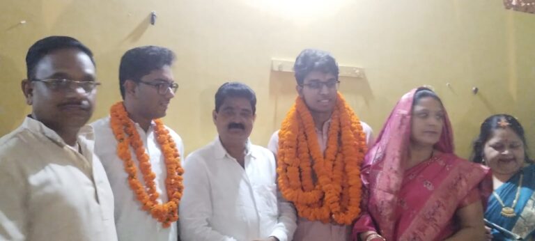 आई.आई.टी (I.I.T) टापर पास करके जनपद एव गाँव पहुंचने पर गाँव में खुशी की लहर दौड़ गई।
