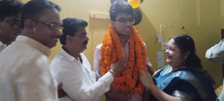 आई आई टी (IIT) टापर पास करके जनपद एव गाँव पहुंचने पर गाँव में खुशी की लहर दौड़ गई।