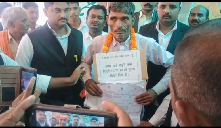 वरिष्ठ अधिवक्ता अनुज यादव के नेतृत्व में सैकड़ो अधिवक्ता हुए प्रदर्शन में शामिल