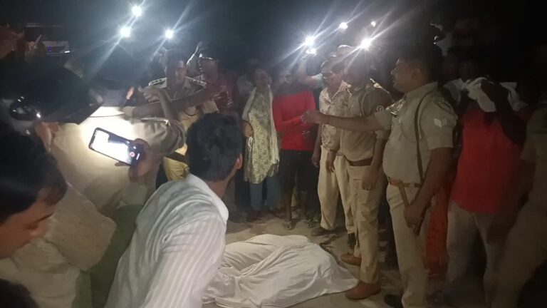 डंपर की चपेट में आने से पत्नी और बच्चे की मौत, पति घायल