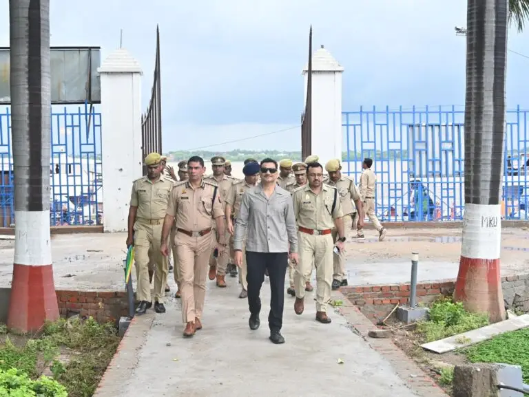 पुलिस आयुक्त महोदय द्वारा मा० मुख्यमंत्री उ0प्र0 महोदय के आगमन /भ्रमण/अवस्थान कार्यक्रम के दृष्टिगत पुलिस अधिकारियों की ब्रीफिंग कर दिये गये आवश्यक निर्देश