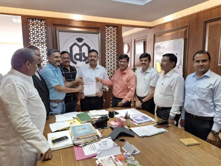 एलडीए उपाध्यक्ष प्रथमेश कुमार ने आर.डब्ल्यू.ए. के पदाधिकारियों को कार्यालय में आमंत्रित कर उन्हें हैंडओवर पत्र सौंपा।