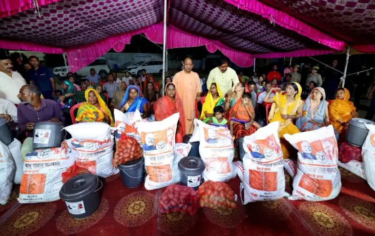 मुख्यमंत्री ने बाढ़ पीड़ितों को वितरित की राहत सामग्री