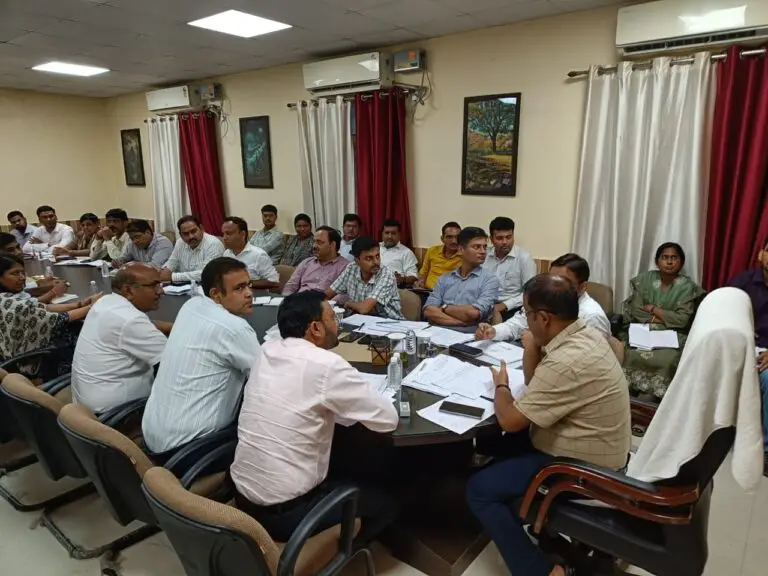 जिलाधिकारी ने मुख्यमंत्री डैशबोर्ड विकास कार्यों राजस्व  एवं कर करेत्तर की बैठक कर प्रगति  समीक्षा किया