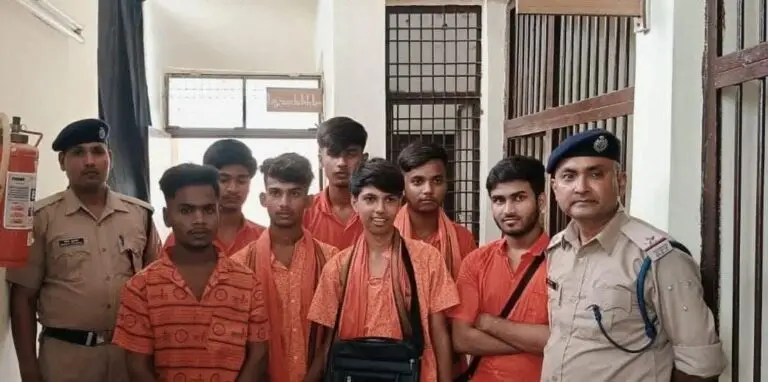 कांवरियों ने रेलवे स्टेशन पर फौजी को पीटा