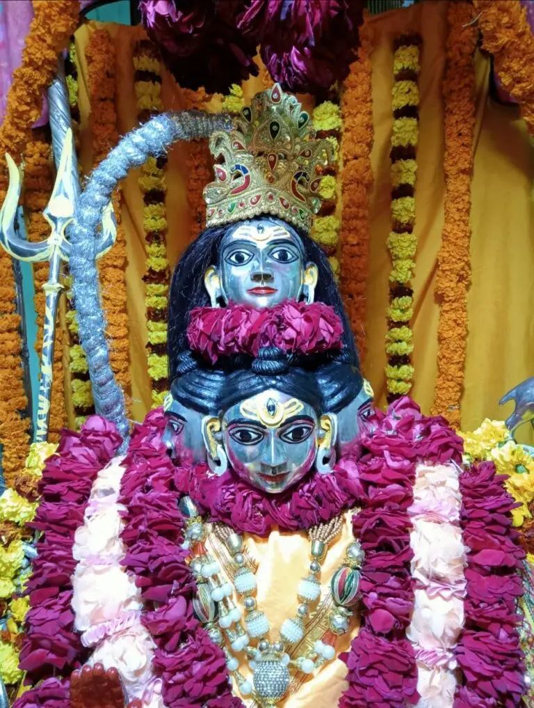 सावन के हर सोमवार को विभिन्न स्वरूपों में होता है बाबा का श्रृंगार