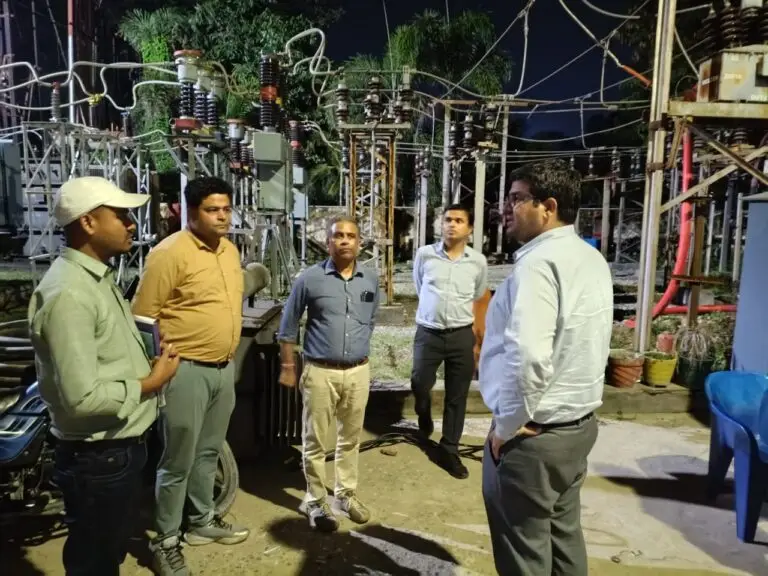 पूर्वांचल विद्युत वितरण निगम लिमिटेड के प्रबंध निदेशक ने दो उपकेंद्रों का रात्रि कालीन निरीक्षण किया