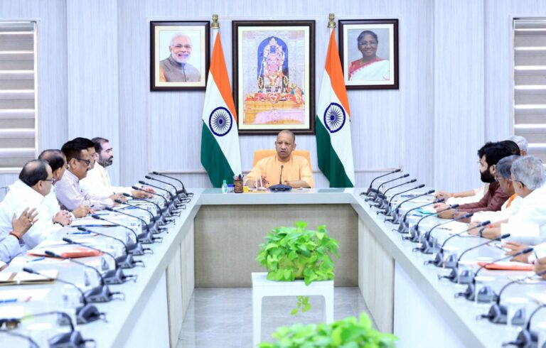मुख्यमंत्री आवास पर विकास कार्यों को लेकर बड़ी बैठक, CM योगी की अध्यक्षता में अयोध्या व देवीपाटन मंडल के जनप्रतिनिधियों ने रखे क्षेत्रीय मुद्दे