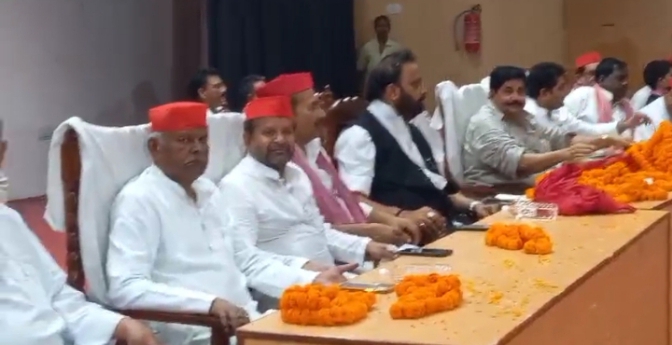 समाजवादी पार्टी संविधान मान स्तंभ की स्थापना करके आरक्षण का अधिकार दिवस मना रही हैं