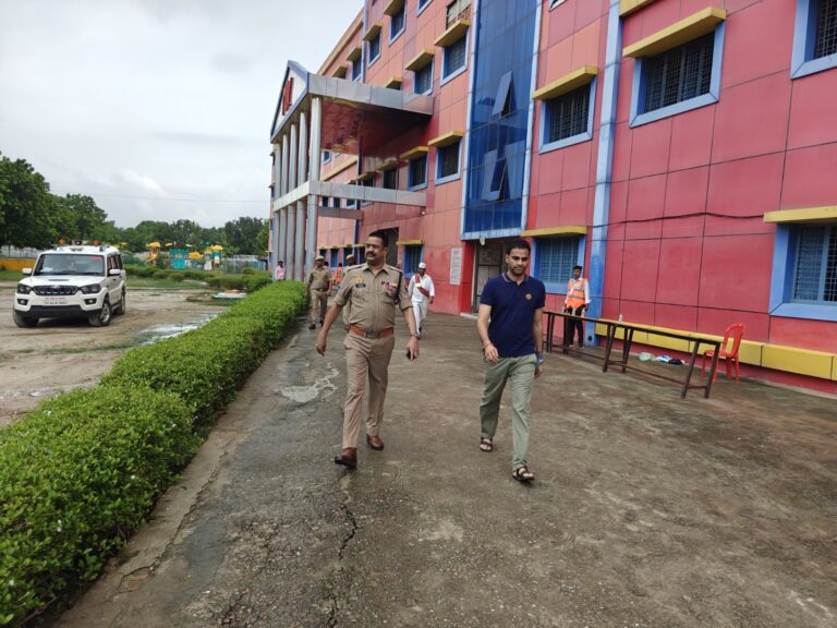 जिलाधिकारी एवं पुलिस अधीक्षक ने परीक्षा केंद्रों का भ्रमणशील रहकर लिया जायज