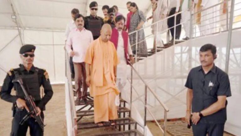 *सीएम योगी ने वाराणसी में पीएम मोदी की रैली की तैयारियों का लिया जायजा*