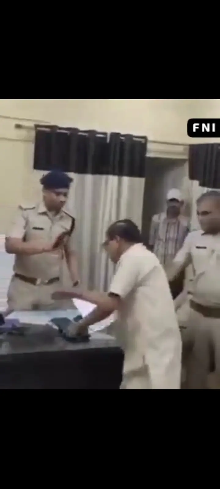 राजस्थान में नाराज़ बीजेपी विधायक ने डिप्टी एसपी के पाँव छूकर विरोध का अनूठा तरीक़ा अपनाया..!