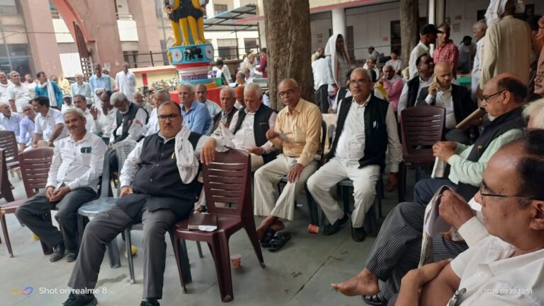आजमगढ़: दी डिस्ट्रिक्ट बार एसोसिएशन ने 9 सूत्रीय मांगों को लेकर दिया धरना, अपने मांगों के समर्थन में लगाए नारे