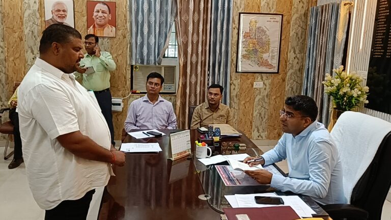 डीएम ने शिकायतकर्ताओं की बात गंभीरता से सुनी, निस्तारण करने का दिया निर्देश