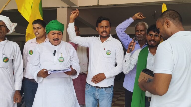 आजमगढ़  किसानों की विभिन्न समस्याओं को लेकर जय किसान आन्दोलन लोगों ने जिलाधिकारी को सौंपा ज्ञापन