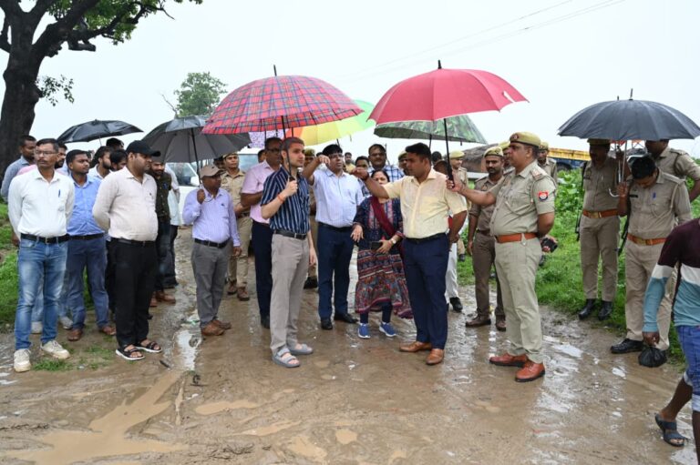 यमुना के किनारे स्थित बाढ़ प्रभावित ग्रामसभा पलटूपुरवा  का निरीक्षण कर प्रभावित ग्राम वासियों के लिए सभी आवश्यक वस्तुएं