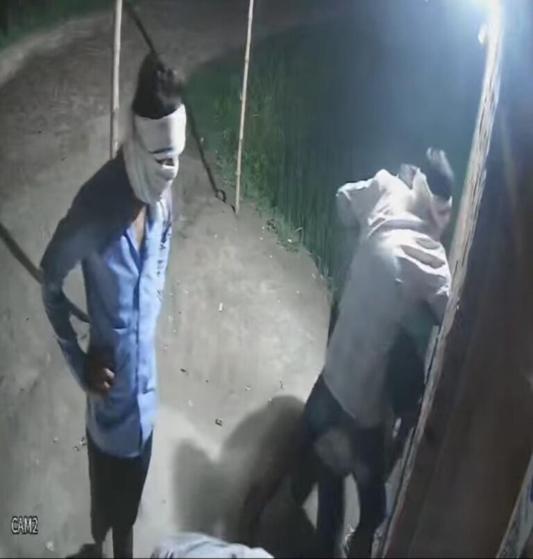 आज़मगढ़:शराब की दुकान के सेल्समैन को आतंकित कर लूट,  CCTV में कैद हुए लुटेरे