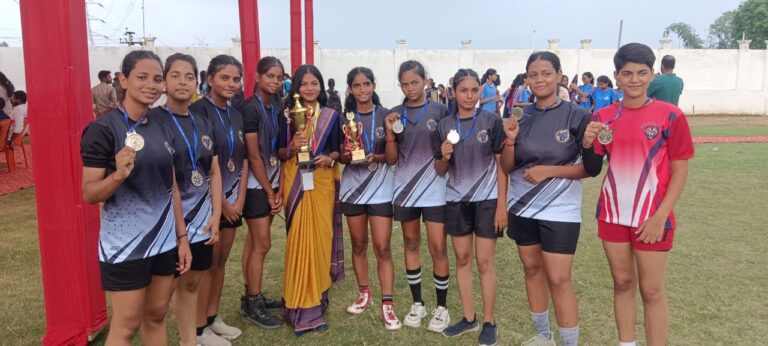नवजीवन इंगलिश स्कूल की बेटियों ने बलिया की बढ़ाई शान कलस्टर कबड्डी में सिल्वर मेडल किया हासिल विजेताओं बेटियों का किया गया भव्य स्वागत