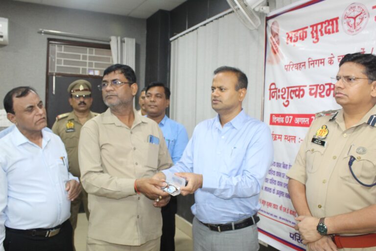 जिलाधिकारी  रविन्द्र कुमार एवं वरिष्ठ पुलिस अधीक्षक श्री हेमराज मीना द्वारा कलेक्ट्रेट सभागार में परिवहन निगम के 137 चालकों / परिचालकों को निः शुल्क चश्मा वितरित किया गया।