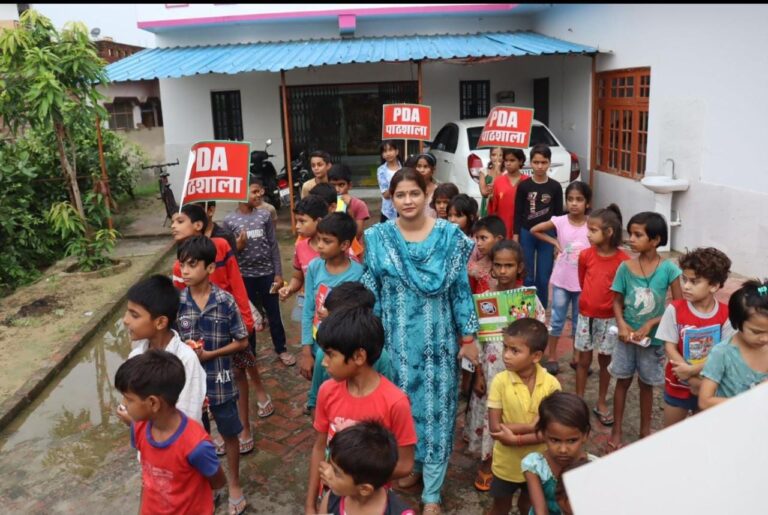 लखनऊ – सपा नेता पूजा शुक्ला ने आज 12 दिन भी चलाई PDA पाठशाला