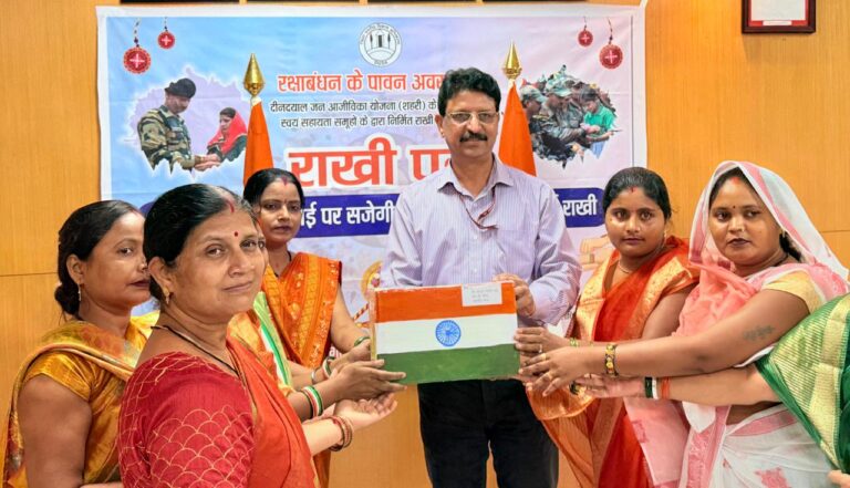 स्व सहायता समूहों की महिलाओं ने कर्नल विनोद कुमार पीएमजी बनारस को भारतीय सेना के जवानों के लिए दिया राखी का तोहफ़ा