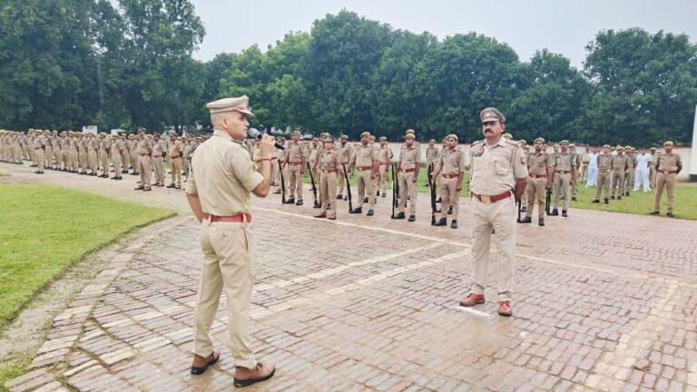 जनपद हरदोई द्वारा रिजर्व पुलिस लाइन में शुक्रवार परेड का निरीक्षण किया गया।