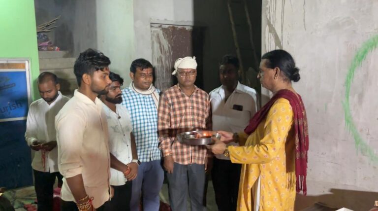समाजसेवी रेश्मा दीदी किन्नर ने धूमधाम से मनाया रक्षाबंधन का त्यौहार, सैकड़ो लोगों को बांधी राखी