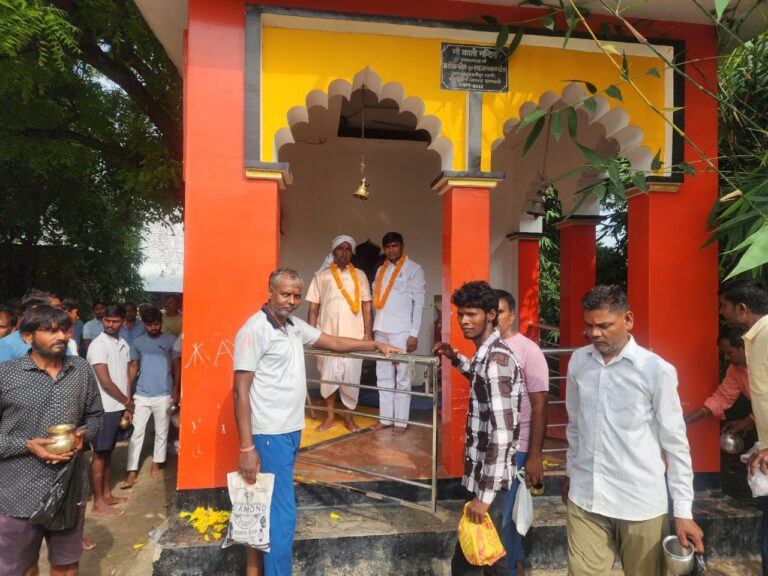 ग्रामीणों ने गांव के सुख एवं समृद्धि के लिए देवी देवताओं की पूजा अर्चना की