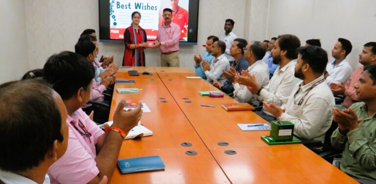 डेढ़ लाख राखी लिफाफे बिक्री कर बनारस परिक्षेत्र ने बनाया पूरे यू पी में बनाया आकाश चूमता नया रिकॉर्ड