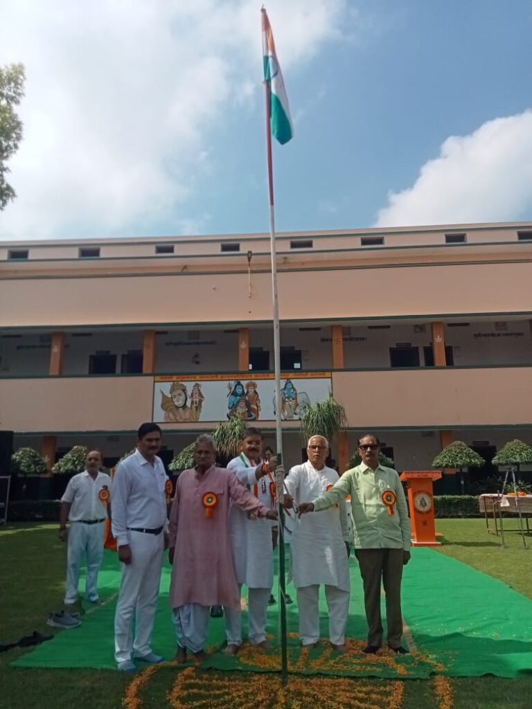 पूर्व विधायक ने स्वामी श्रद्धानंद सरस्वती शिवमूर्ति इंटर कॉलेज में किया झंडारोहण