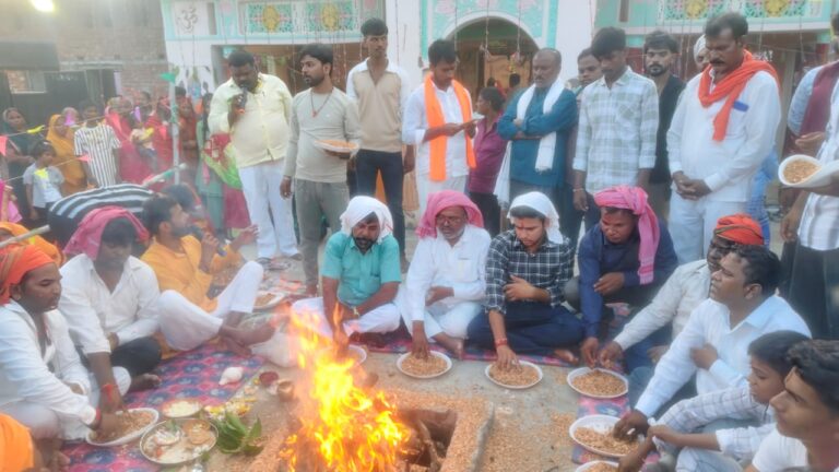 तुरैहा समाज ने शनिचरा बाबा की वार्षिक पूजा धूमधाम से संपन्न की