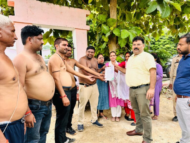 रुदौली प्रभारी निरीक्षक के खिलाफ अर्धनग्न होकर पत्रकारों ने सौंपा ज्ञापन, मुख्यमंत्री से कड़ी कार्रवाई की मांग
