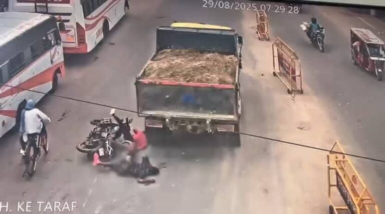 मऊ: शहर के गाजीपुर तिराहा पर डंफर की चपेट में आने से बाइक सवार की दर्दनाक मौत, एक घायल