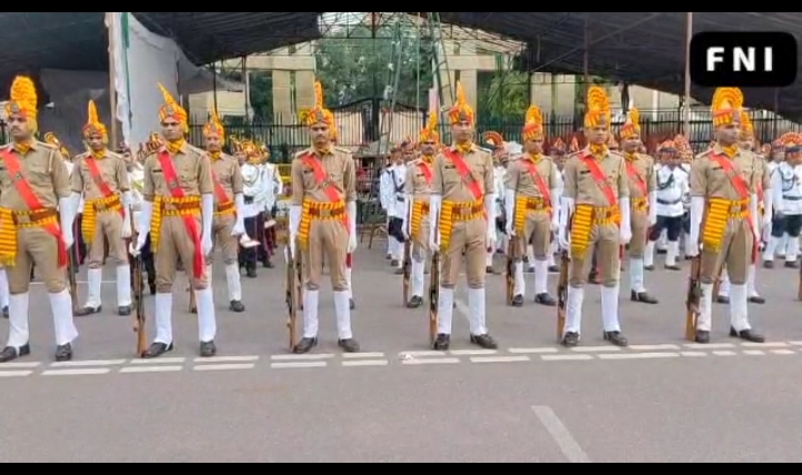 रिहर्सल परेड के दौरान लखनऊ DM एवं लखनऊ पुलिस कमिश्नर के साथ तमाम पुलिस के आलाधिकारी मौजूद रहे!