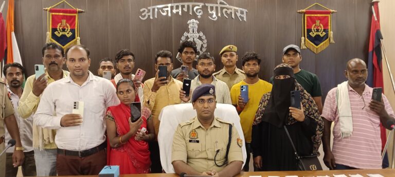 आजमगढ़ पुलिस ने 2068 मोबाइल फोन बरामद कर स्वामियों को लौटाए