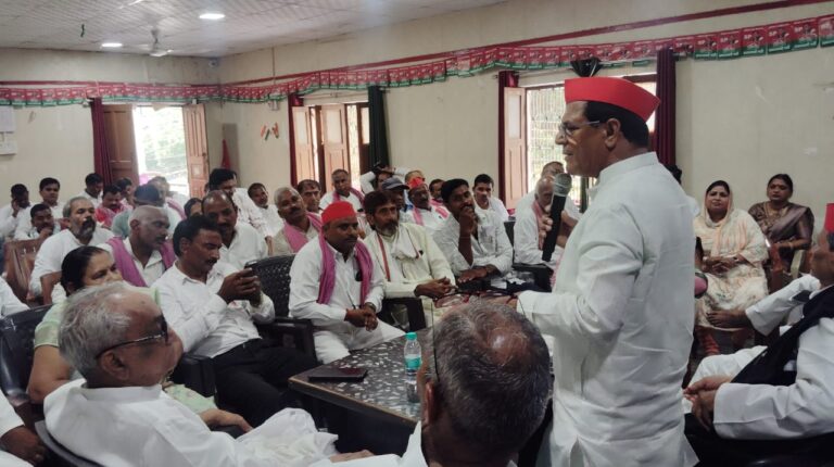 आजमगढ़: सपा की मासिक बैठक में बोले पूर्व मंत्री: मोदी–योगी सरकार हर मोर्चे पर फेल