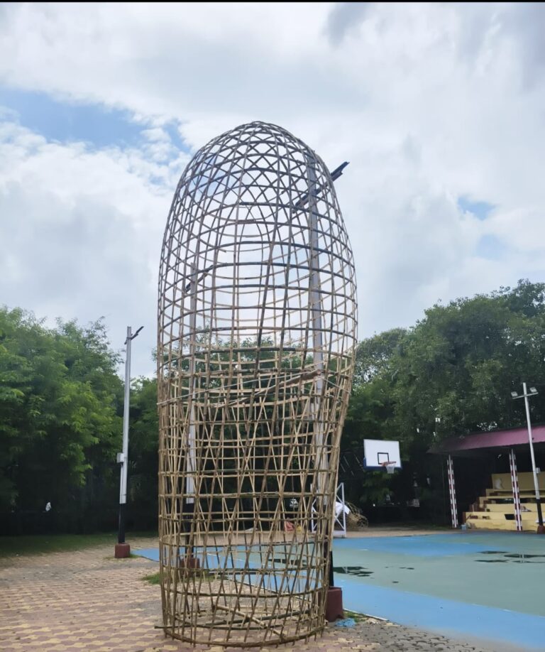 वाराणसी के बरेका में दशहरा में 70 फीट ऊँचे रावण दहन की तैयारी