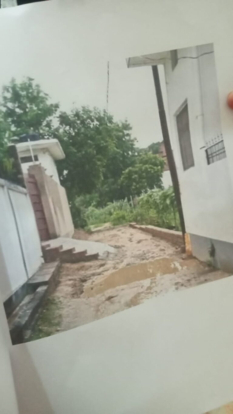 ग्राम सभा चकगोराया के 15से20 घरों के लिए मात्र एक आने जाने का सार्वजनिक रास्ते पर अतिक्रमण को लेकर ग्राम सभा चकगोराया की महिलाओं ने गिरजा यादव पर लगाया गंभीर आरोप