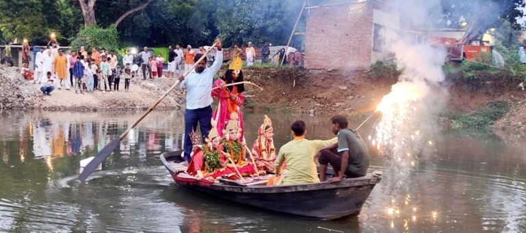 *दुर्गम मार्ग से होते गंगापार हुए राम लक्ष्मण जानकी*