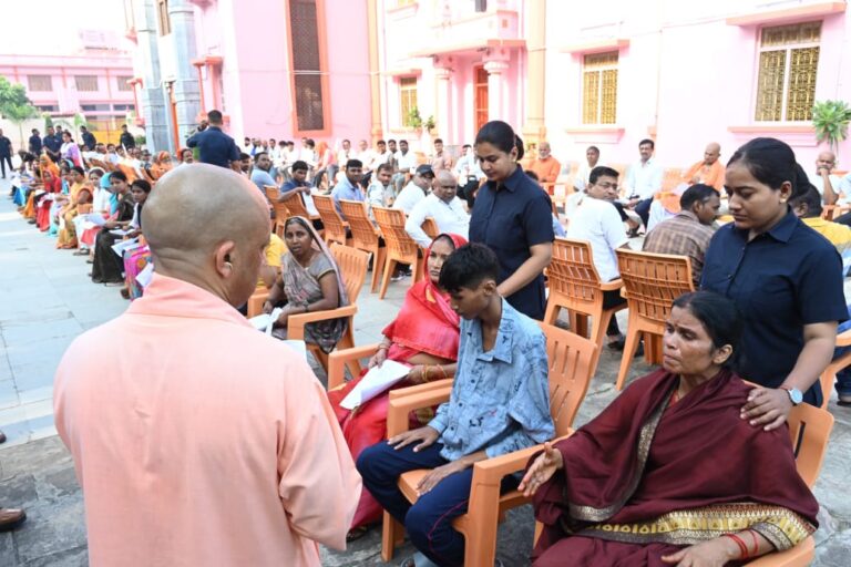 सीएम योगी ने लगाया जनता दर्शन