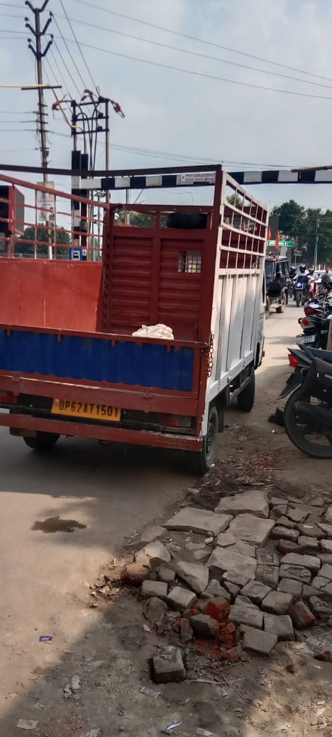 वाराणसी: मंडुवाडीह पावर हाउस पर हंगामा, मुआवजे की मांग