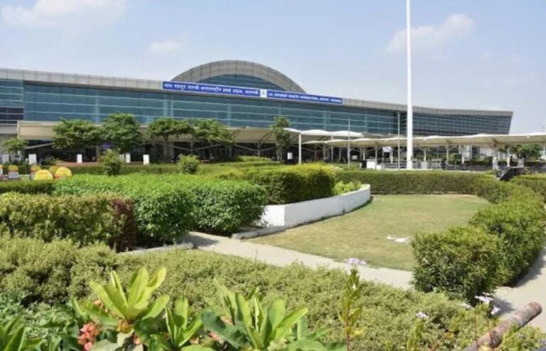 फ्लाइट में कॉकपिट का गेट खोलने लगे यात्री बेंगलुरु से वाराणसी आ रहा था विमान 9 यात्रियों से वाराणसी में पूछताछ जारी