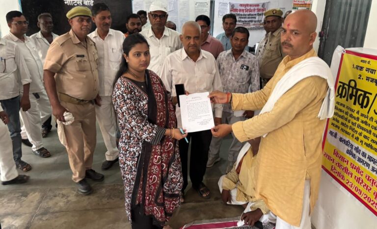 आमरण अनशन पर बैठे किसान को उपजिलाधिकारी ने दिया आश्वासन