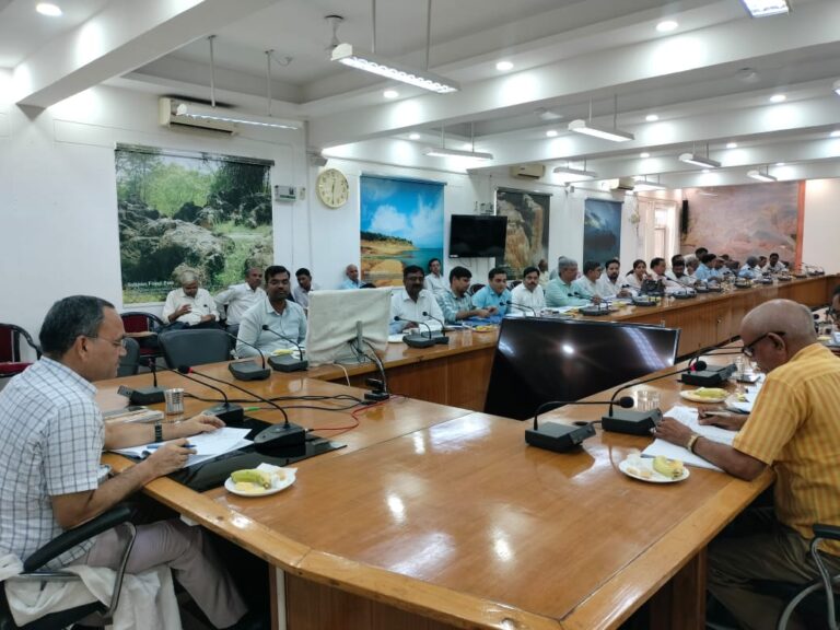 अपर आयुक्त डॉ. विश्राम ने अनुश्रवण समिति बैठक में जताई नाराजगी