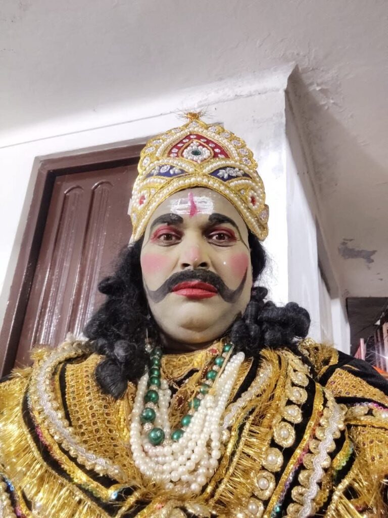 बिजली विभाग के जेई अनंत कुमार श्रीवास्तव रामलीला मंचन में भी निपुण
