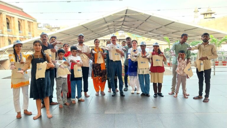 नमामि गंगे ने विश्वनाथ मंदिर में श्रद्धालुओं के बीच बांटे कपड़े के थैले