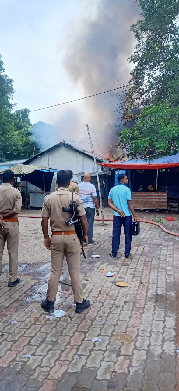कैंट थाने के कुछ ही दूरी पर लगी भीषण आग