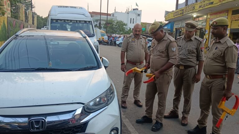वाराणसी: कैंट थाना पुलिस की बड़ी कार्रवाई, सड़क किनारे खड़ी गाड़ियां, मरम्मत करने वालों पर कार्यवाही