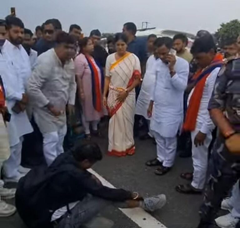एयरपोर्ट जा रही केंद्रीय मंत्री अनुप्रिया पटेल ने दिखाया मनावीय रूप घायल व्यक्ति से काफिला रोक कर मिली और इलाज हेतु भेजवाया
